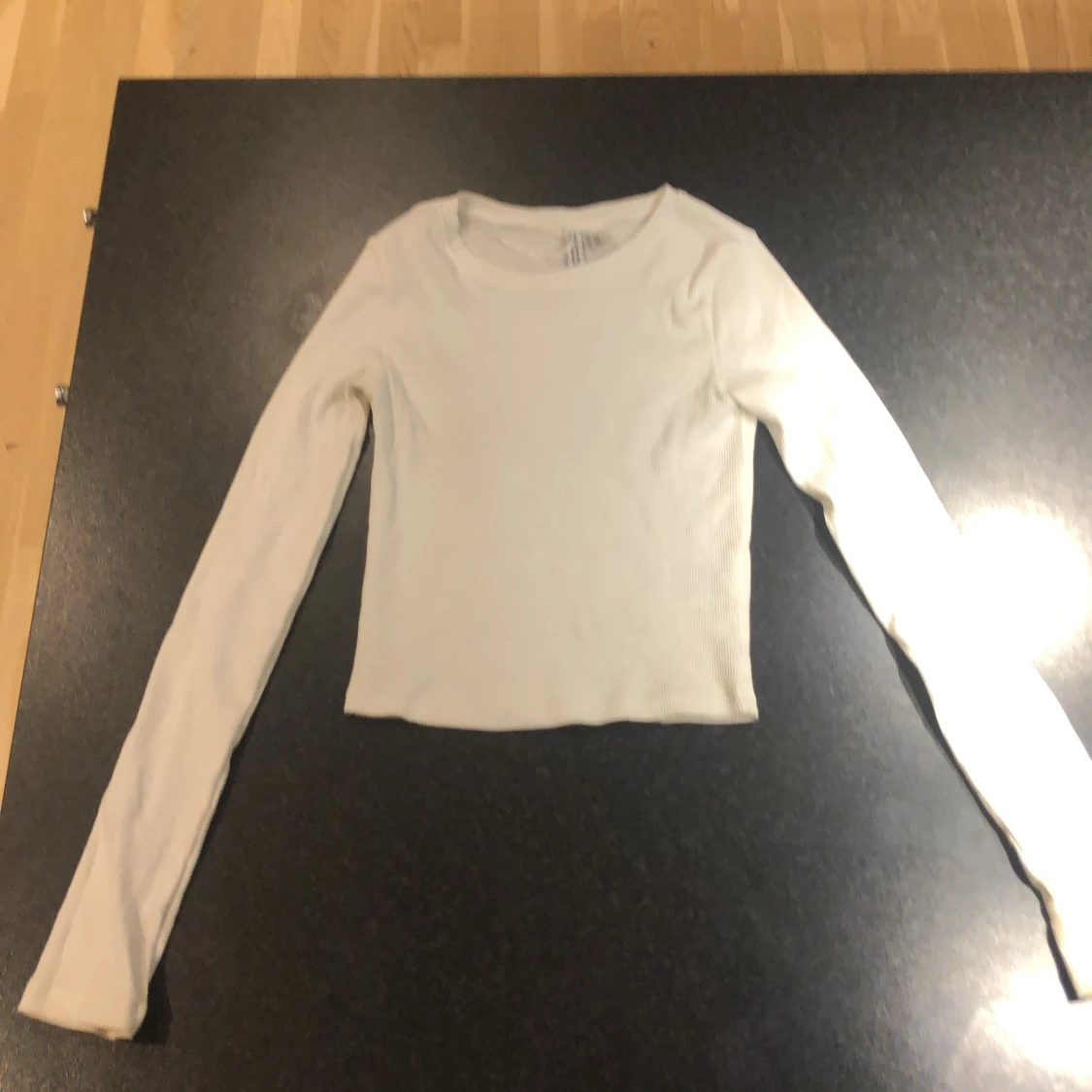 Vit ribbad långärmad topp från Divided