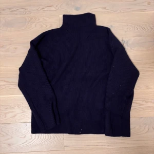 Mörk blå ribbad polotröja - Snygg och stilren mörk blå ribbad polotröja med långa ärmar. Perfekt för kyligare dagar och enkel att matcha med olika outfits. Aldrig använt. PRIS KAN DISKUTERAS!!!