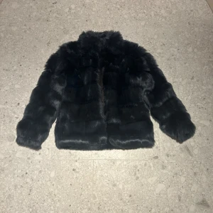 Mörkblå pälsjacka - Snygg mörkblå pälsjacka från dry lake med långärmad design. Perfekt för att hålla sig varm under kyliga dagar. De är endast andvänd nån enstaka gång och har inga tecken på slitage.