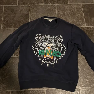 Mörkblå sweatshirt från Kenzo - Säljer en mörkblå sweatshirt från Kenzo, den är i strorlek s. Bra skick