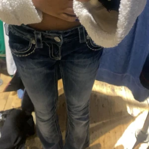 Blåa miss me bootcut  - Skitsnygga blå bootcut jeans med låg midja och dekorativa sömmar. Köpta i London för 80 pund. Säljer tyvärr pga att de är för korta! Pris diskuteras, men helst över 450 då de bara har används 3/4 gånger ❤️