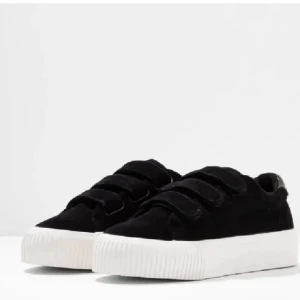 Even and odd skor - Snygga svarta sneakers med vit sula och praktiska kardborreband. Even and odd skor väldigt fina och sköna skor!! Storlek 39 sänker pris