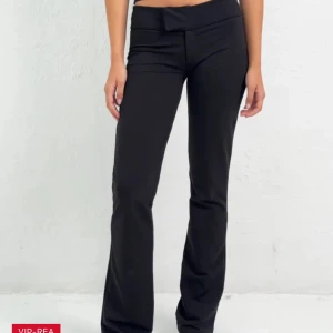 Svarta bootcut byxor - Snygga svarta flare byxor med låg midja från Nelly. Helt nya med lapp kvar, endast provade. Slutsålda på hemsidan. Modellen är Soft flare pants.💗