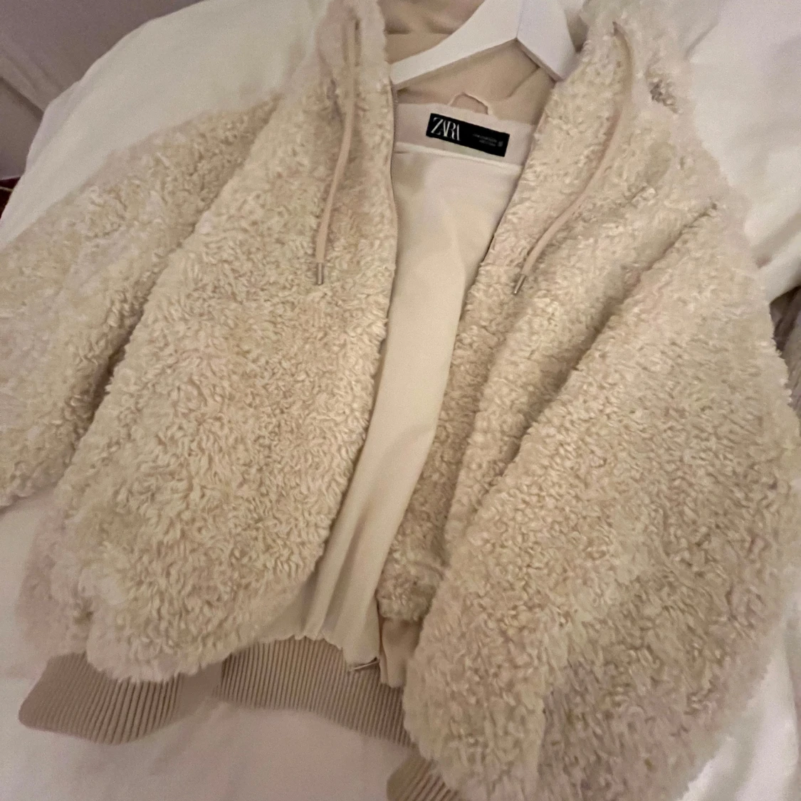 Beige teddyjacka från Zara - 91