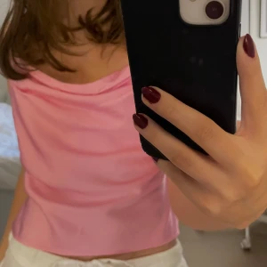 Rosa satintopp  - Snyggt rosa satinlinne med draperad halsringning. Perfekt för sommaren eller en utekväll! 💕endast använd ett fåtal gånger