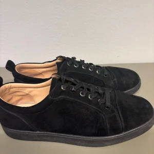 Svarta Loubs - Ett par svarta loubs i storlek 45. Dem som man trär snöret igenom nästan alla sitter löst. Som man kan se på bilden. Annars är den väldigt snygga och en fin box med alla tillbehör kommer med skorna. Det som jag nämnde först är anledningen till det låga priset