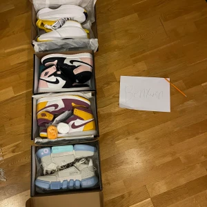 Jordans, adidas Nike sneakers  - Jordan 1 atmosphere US 10.5 1199kr DS Jordan 1 brother hood US 10.5 999kr DS Adidas crazy 1 leakers US 10.5 999kr DS Wade lifestyle US 10.5 799kr DS Ta allt for 3499kr Kvitto finns på alla Kan mötas Stockholm eller fraktas📦 Tar emot byten DS