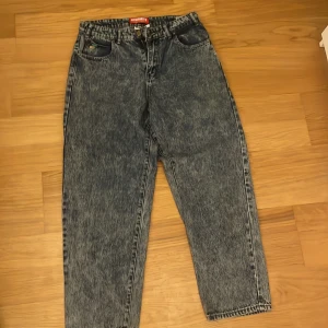 Santosouso  - Jag säljer de här byxorna för att de är för stora på mig. De är i väldigt bra skick. Riktigt bra och styliga byxor. Märket heter Butter goods. Original pris är -1299.