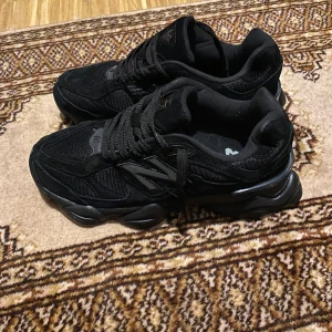 Svarta New Balance 9060 - Snygga svarta New Balance 9060. Skorna är riktigt sköna och har en cool design, dessutom helt nya och oanvända. Ny pris ligger runt 2300 kr. Priset kan diskuteras vid snabb affär.