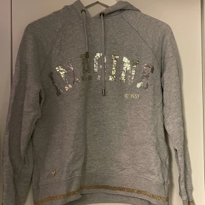 Mos mosh Hoodie  - Hoodie från mos mosh. Fint skick använd vid få tillfälle. Nypris 1299kr
