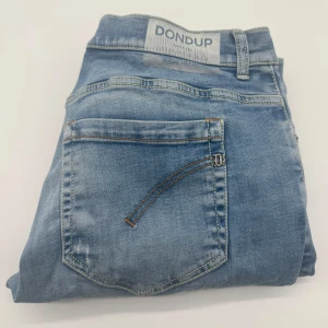DONDUP GEORGE JEANS - - Dondup George jeans - storlek 35, benlängd: 100cm, midjemått: 44cm - Nypris runt 4000 - Kontakta för fler frågor eller funderingar // Deluxecloset 