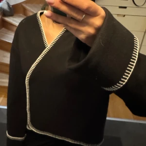 Gina Tricot kappa - Säljer denna kappa/kofta från Gina tricot i storlek s, endast använd en gång. 