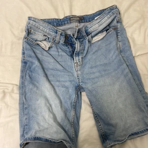 Ljusblå jeansshorts - Snygga ljusblå jeansshorts från Denim & Supply Ralph Lauren. Klassisk design med fem fickor och knappgylf. Perfekta för en avslappnad sommarstil.