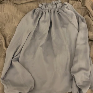 Blå glansig blus - Blå glansig blus, endast använd 2 gånger.