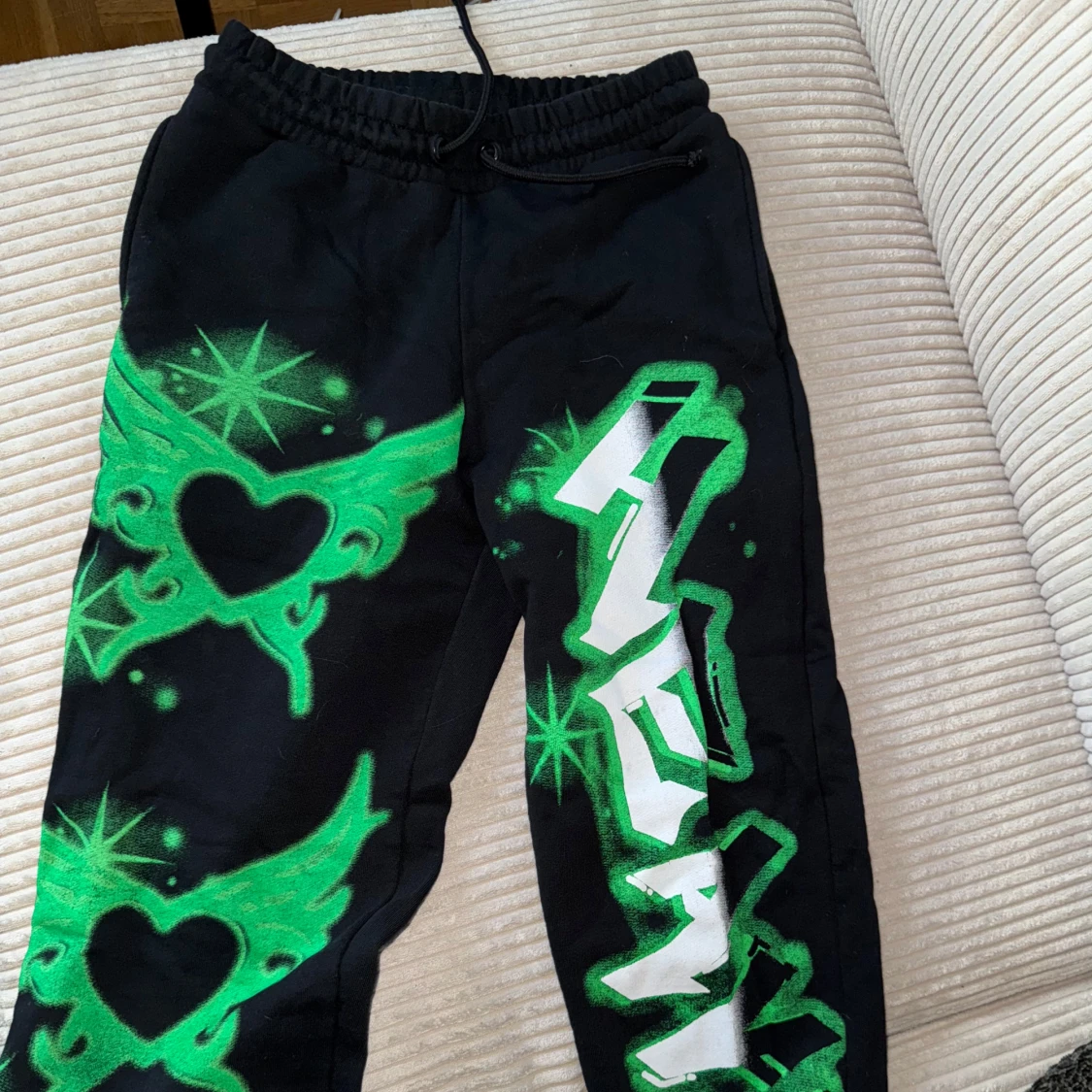 Svarta mjukisbyxor med grönt mönster från Jaded LDN - 92