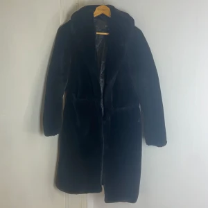 Vero Moda PälsKappa - Pälskappa från Vero Moda, köpt second hand. Super mjuk fuskpäls, djupa fickor, stängs med 2st hakar. Jättemysig och varm!