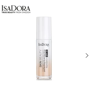 IsaDora Skin Beauty Foundation SPF 35 - IsaDora Skin Beauty Foundation i nyansen 03 Nude. Denna foundation erbjuder en perfekt täckning och skyddar huden med SPF 35. Kommer i en praktisk pumpflaska för enkel applicering. Använd 1 gång!