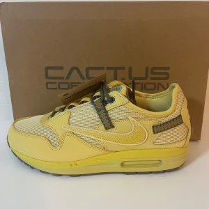 Nike Air Max 1 Travis Scott Cactus Jack Saturn Gold - Helt nya Nike Air Max 1 Travis Scott Cactus Jack Saturn Gold. Storlek 42,5