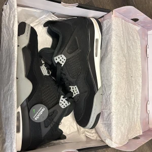 Jordan 4 Black Canvas - Hej! Säljer ett par Jordan 4 Black Canvas 🙌🏻Har använts försiktigt och kommer inte till användning längre. Hör av dig vid minsta fundering 🗣️Obs! Priset är inte hugget i sten.