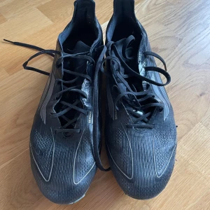 Svarta F50 fotbollsskor från Adidas - Säljer min Adidas F50 svarta för kommer få nya fotbollsskor inför nästa säsong. Dom är använda denna höstsäsongen men fortfarande i tillräckligt bra skick för att användas fortfarande. 