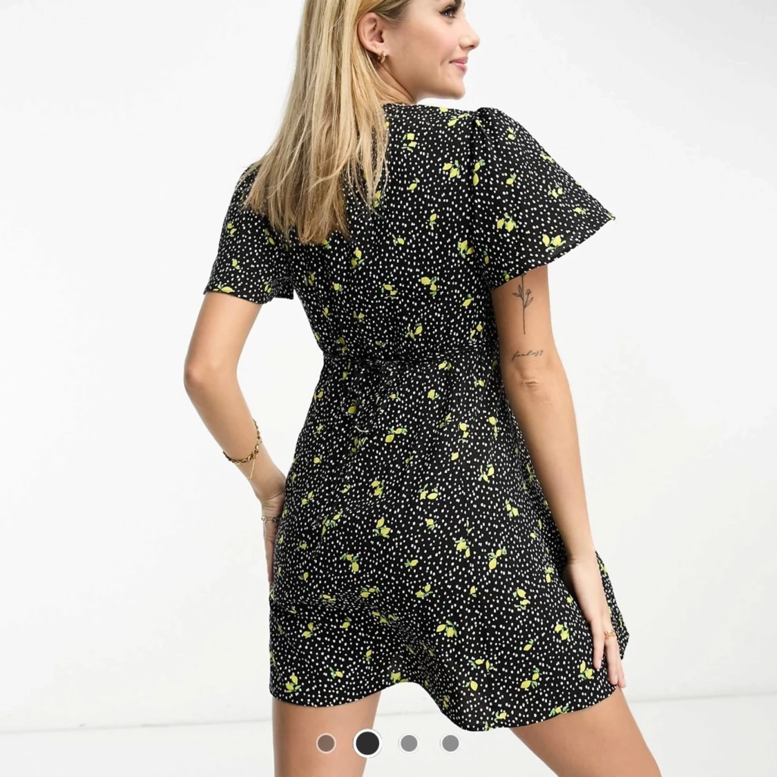 Svart kortklänning med citronmönster - 91