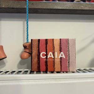 Exklusiv ögonskuggspalett CAIA - Ögonskuggspalett från CAIA i Disco Fever. Säljs ej på hemsidan längre. Paletten är sjuuukt fina och jättepigmenterade shimmer-skuggor😍 Helt försluten/oöppnad. 275kr exkl frakt (nypris 365kr). 