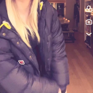 Svart dunjacka från Fjällräven - Superfin jacka från fjällräven. Den är i storlek xxs men skulle säga att den passar större stolekar också. Den har ett hål på ryggen som man kan se på sista bilden men som är igenlimmat så inget läcker ut. Den har oxkså ett litet hål i luvan men som inte syns när man har på sig den💕tryck gärna på köp nu!