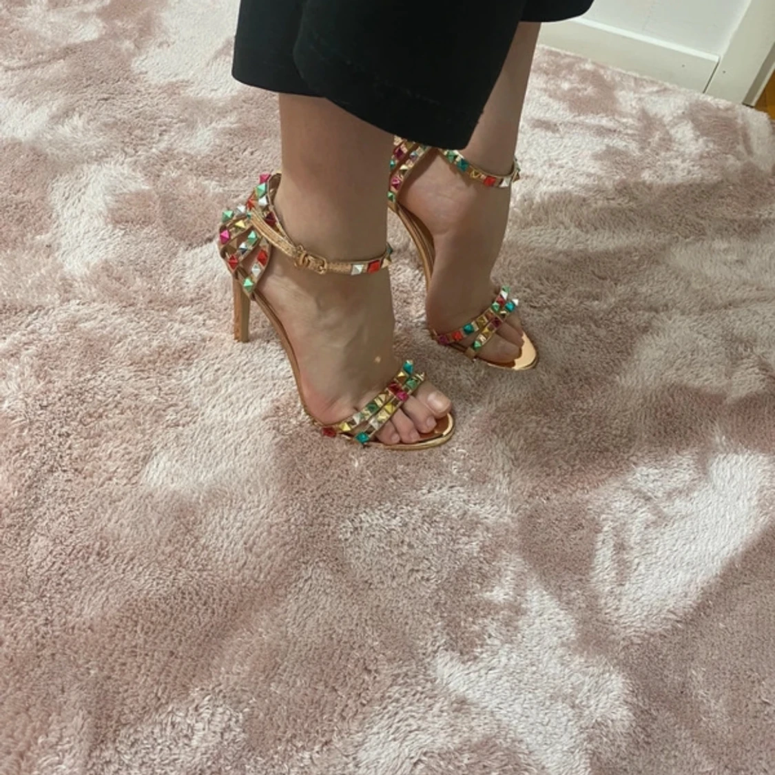 Färgglada klackskor med nitar