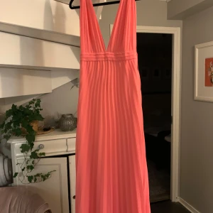 Balklänning strawberry pink - helt ny i storlek 36, supersnygg och veckad i en korall-rosa färg perfekt som bal- och festklänning   🌸🍓🌷🍒🌺
