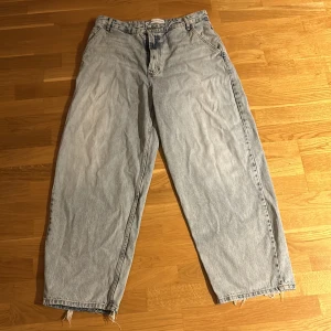 Ljus blåa baggy jeans från Bershka - Säljer ett par ljus blåa baggy jeans från Bershka i storlek EUR 42. Lite slitna.