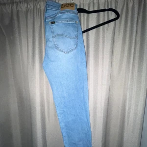 Ljusblå jeans från Lee - Snygga ljusblå jeans från Lee. Storlek på dom w31 L32 de sitter lite mer relax fit och är feta till en ljusare outfit!! Nypris är 1300 mitt pris 700 priset är ej hugget i sten.🤙🏼🍾 
