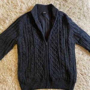 Fodrad stickad cardigan - Unik fodrad cardigan ifrån märket autentic. Den är varm o go och passar perfekt nu i vinter, även otroligt trendigt med denna typ av jackor! Har fler Cardigans i profilen.  Pris kan diskuteras. Storlek tagen är av men psssar M/L Mvh Armadio