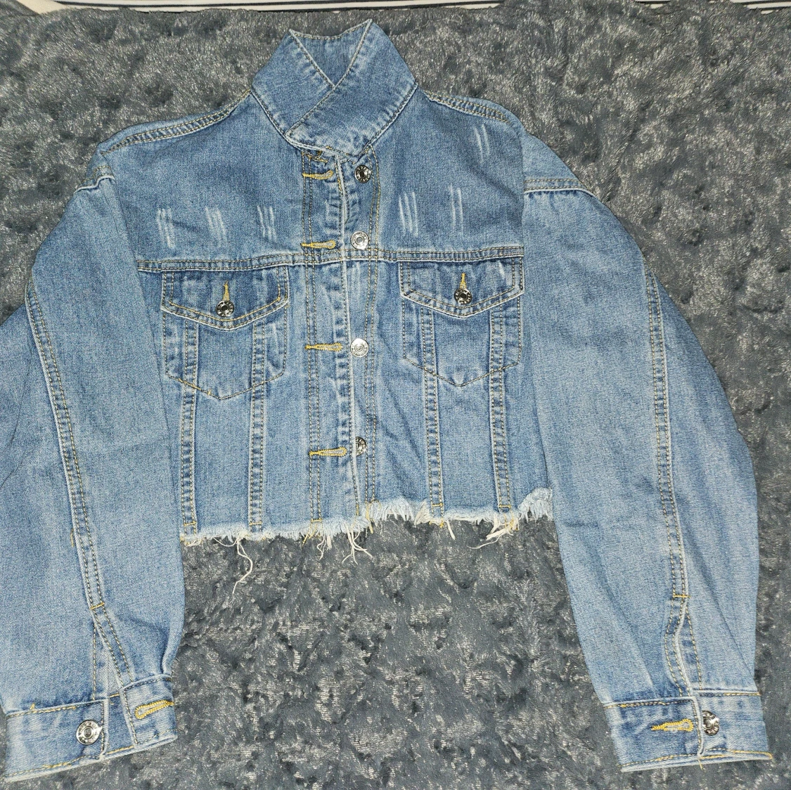Croppad jeansjacka med slitna detaljer - 90