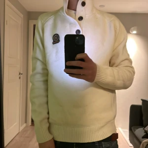 Vit/ljusbeige Stickad Henri Lloyd tjocktröja - Säljer denna stickade Henri Lloydtröjan i storlek M          Jag är 177 cm lång. Passar bra till vintern. Just nu är priset 900kr men kan diskuteras.