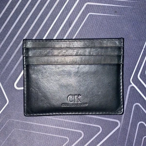 Svart korthållare från Christian Knight - Snygg och stilren svart plånbok från Christian Knights i skinn. Perfekt för att hålla dina kort organiserade med flera kortfack. 