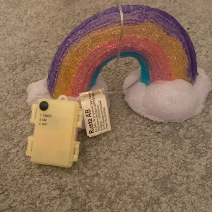 Lysande regnbåge  - Säljer en lampa formad i regnbåge! Inte använd många gånger 