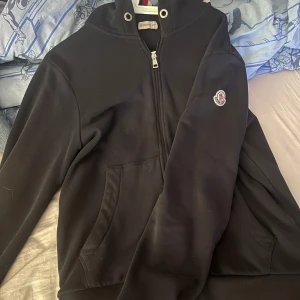  moncler zip  hoodie   - Säljer denna moncler zip hoodien pga att den inte passar längre. Storlek L nfc scannern funkar samt qr koden 