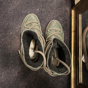 Gröna boots från Inuikii - Snygga gröna boots från Inuikii i skinn med snörning. Perfekta för kyligare dagar med sin varma insida. De har en robust sula och en stilren design som passar till många olika outfits.