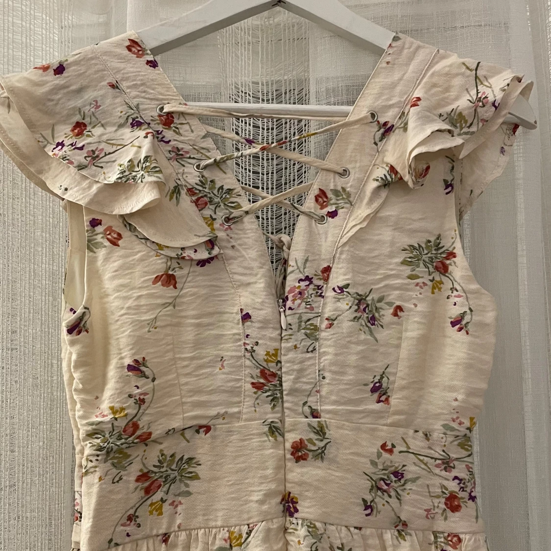 Blommig klänning med volangdetaljer - 92