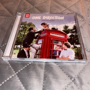 One Direction - Take Me Home CD - Säljer en CD-skiva av One Direction med albumet 'Take Me Home'. Skivan är aldrig spelad och är därmed i nyskick. Säljer fler CDs så kolla min profil!