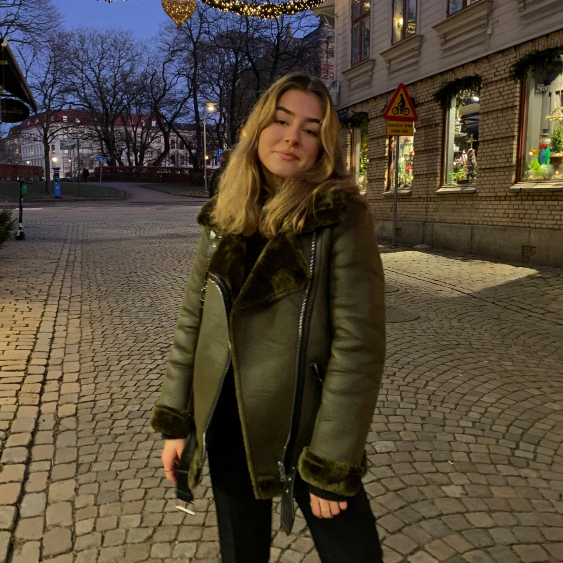 Grön skinnjacka med pälsdetaljer