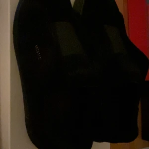 Svarta arigato skor  i mocka - Snygga svarta arigatos i mocka med en stilren design. Perfekta för en avslappnad look. Skorna har en diskret snörning och en bekväm passform. Ock skorna har används en gång 