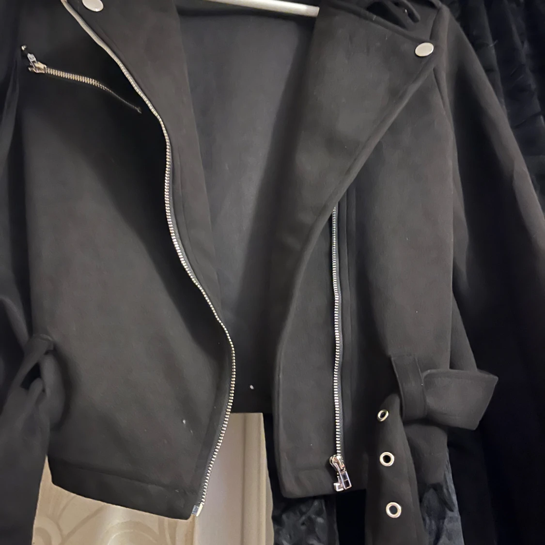 Svart jacka med dragkedja och bälte - 90