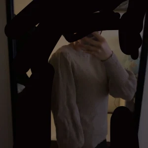 Beige tröja  - Jag säljer en jättefin beige tröja. Den har en lite fluffig design på armarna, vilket gör den extra speciell. Tröjan är verkligen snygg och passar perfekt för både avslappnade och mer uppklädda tillfällen. Se gärna bilden för att få en bättre uppfattning!🤗🤗💕💕