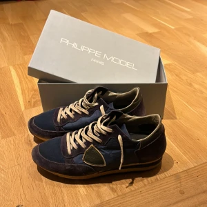 Philippe Model Skor  - Snygga Philippe Model Classic Alta sneakers i mörkblå. Skorna är riktigt sköna o passar 42-43. Perfekta för en stilren look. Använda ett par gånger men är i mycket bra skick. Pris går att diskutera såklart 