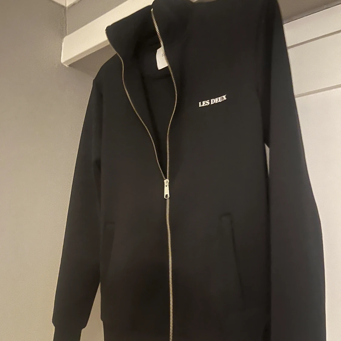 Svart hoodie från Les Deux - 90