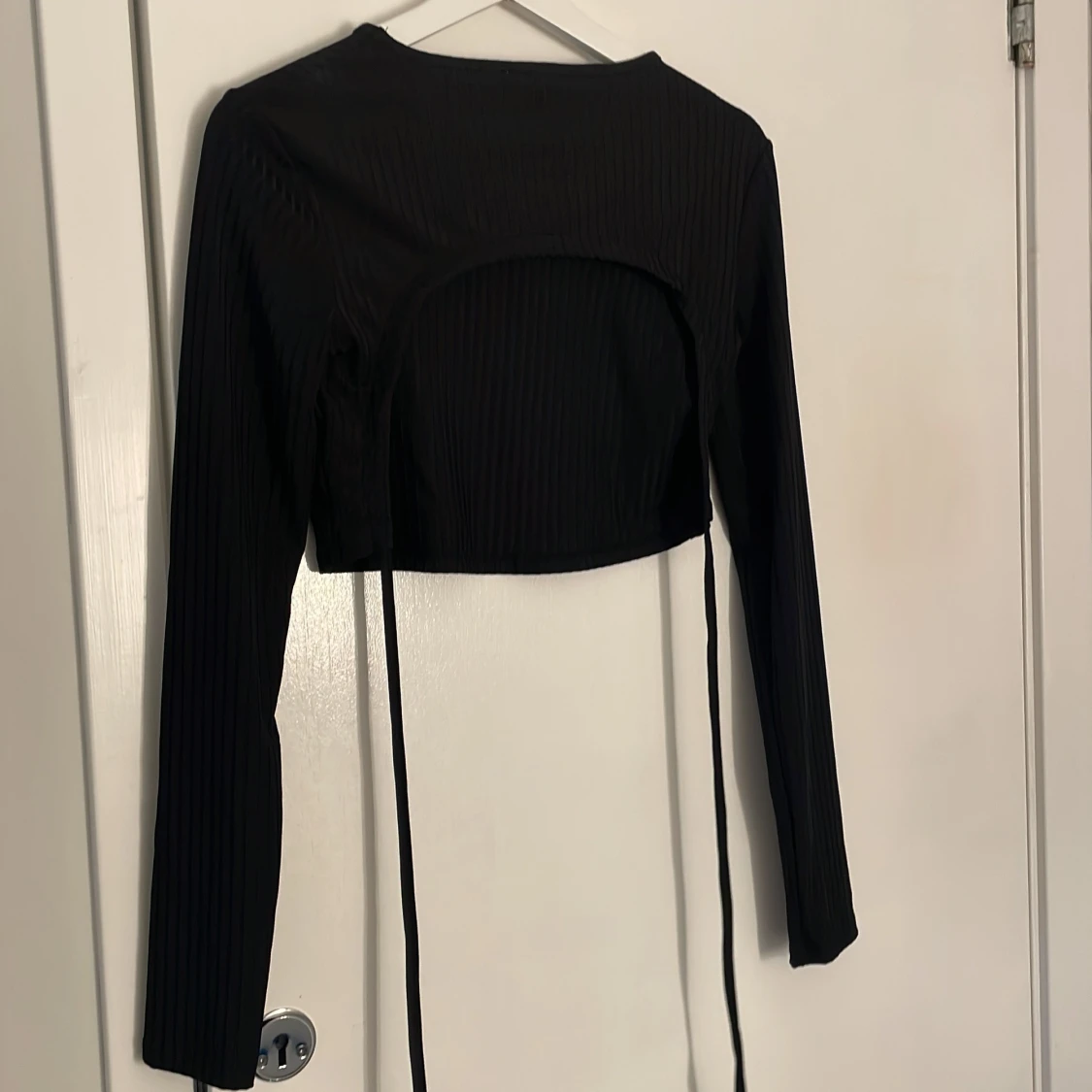 Svart ribbad croppad topp - 90