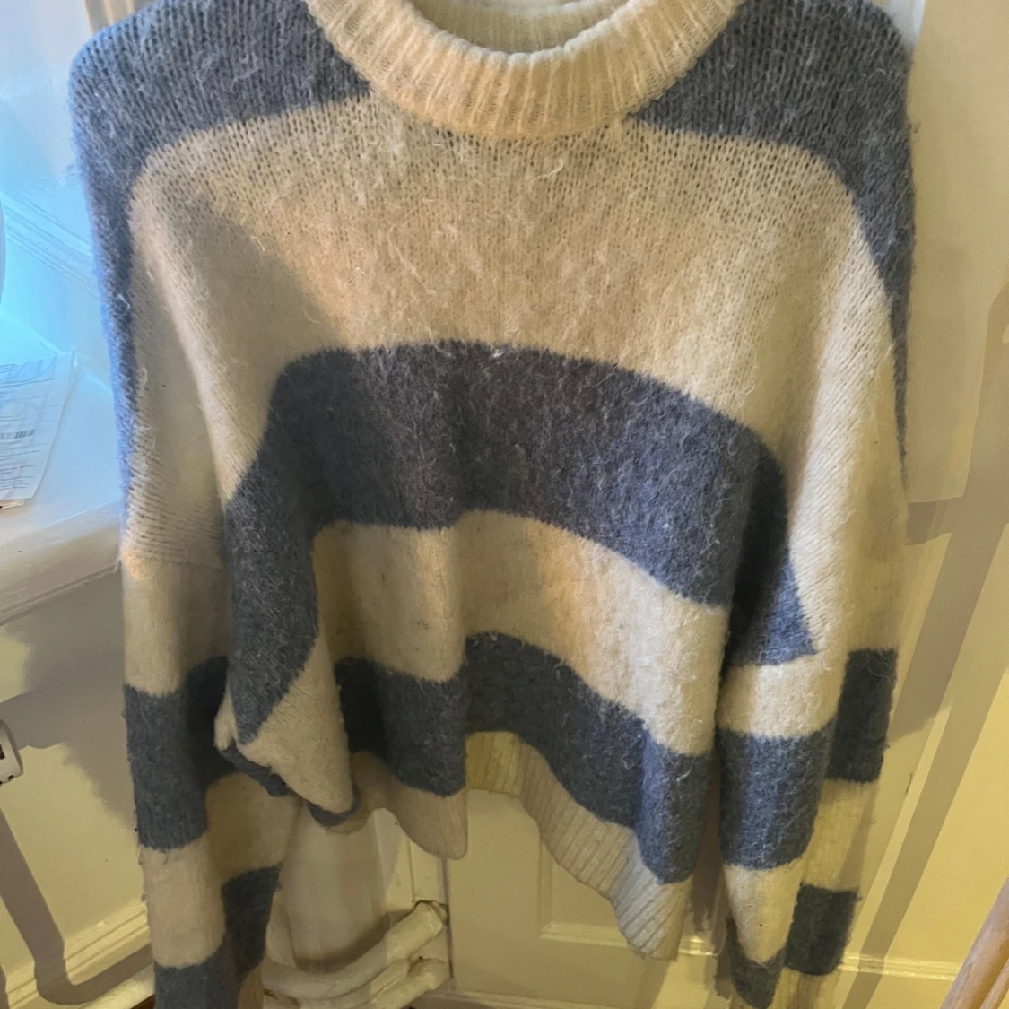 Randig stickad tröja i blått och beige