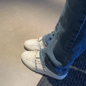 Valentino skor  - Säljer mina valentino skor. de är väl använda med några slitningar här och där, men skulle inte säga att det syns från avstånd. det går att torka av lite fläckar osv. Endast skorna medföljer! Kan garantera att de är äkta (skicka för kvitto). Säljer pga av att de är för stora för mig då jag egentligen har strl 38! Kom med rimliga och seriösa prisförslag💞💞 säljer inte under 2000. Har du inga frågor är det bara att trycka köp nu, postar alltid samma dag om köpet inte sker sent på kvällen.💞💕💖