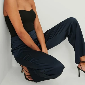 Mörkblå vida byxor - Snygga mörkblå byxor med hög midja och vida ben. Materialet är lite glansigt, perfekt till nyår!. 